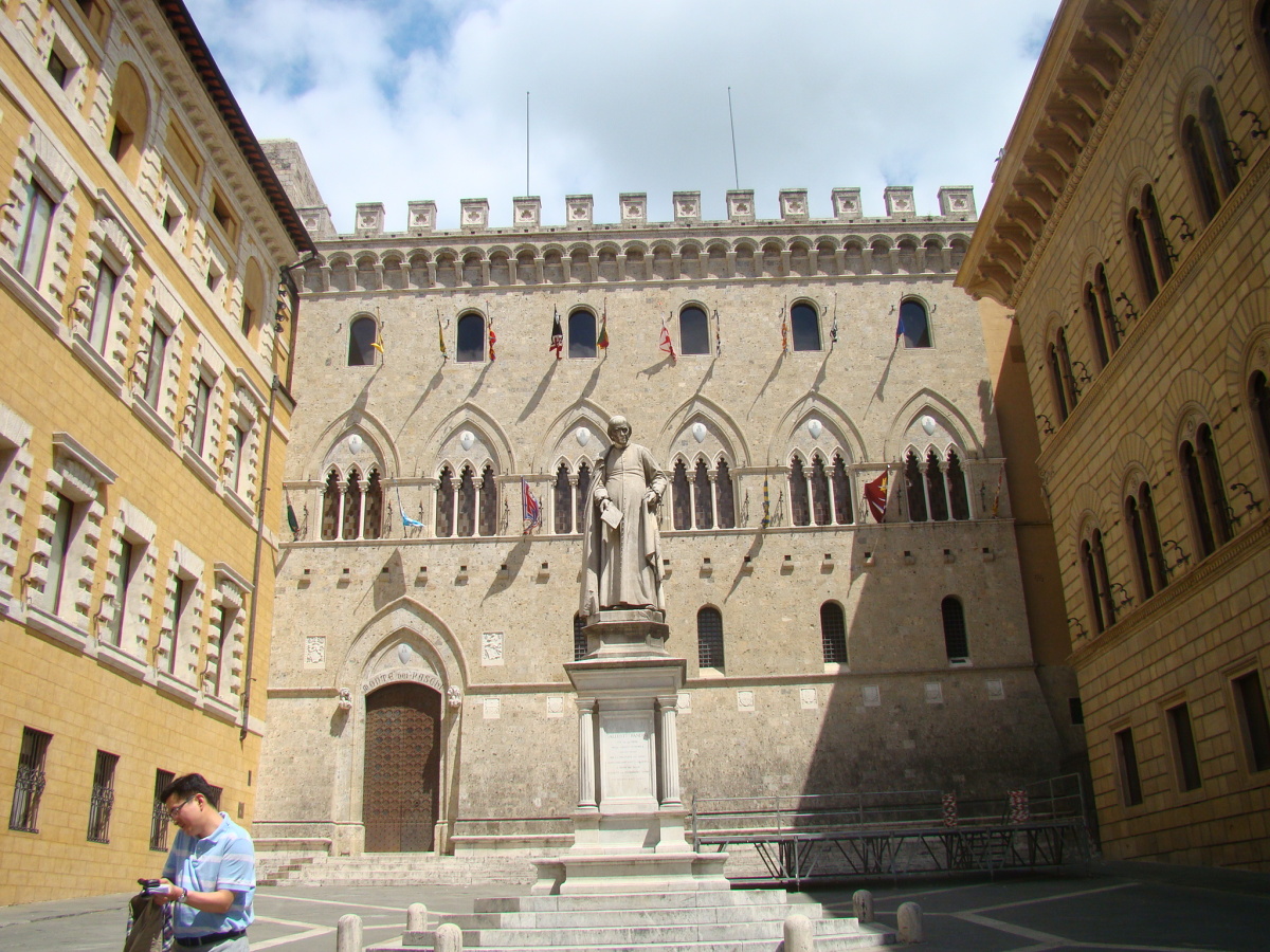 Diapositive 31++Palazzos  Tantucci, Salimbeni et Spannocchi.jpeg 