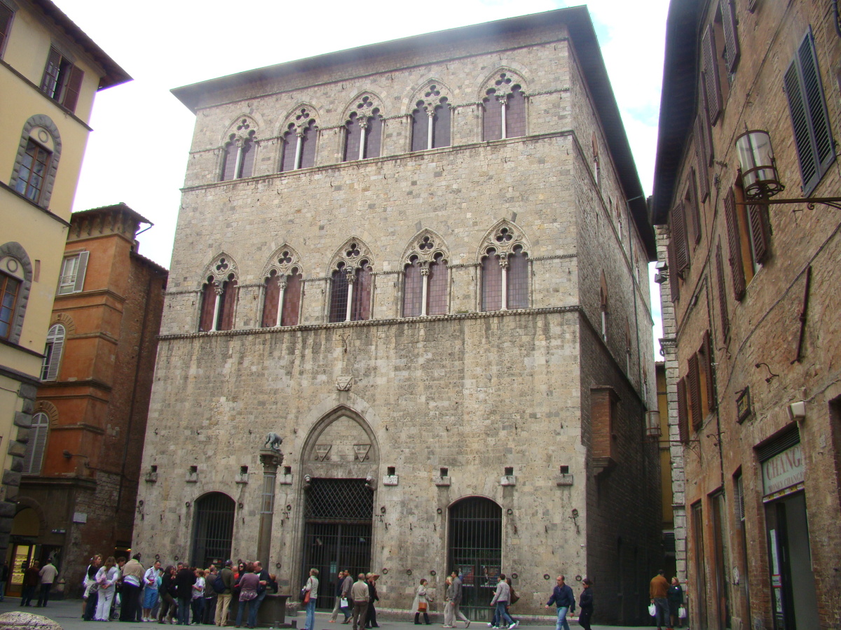 Diapositive 37++Piazza et Palazzo Tolomei.jpeg 