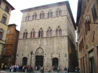 Vignette 37++Piazza et Palazzo Tolomei.jpeg 